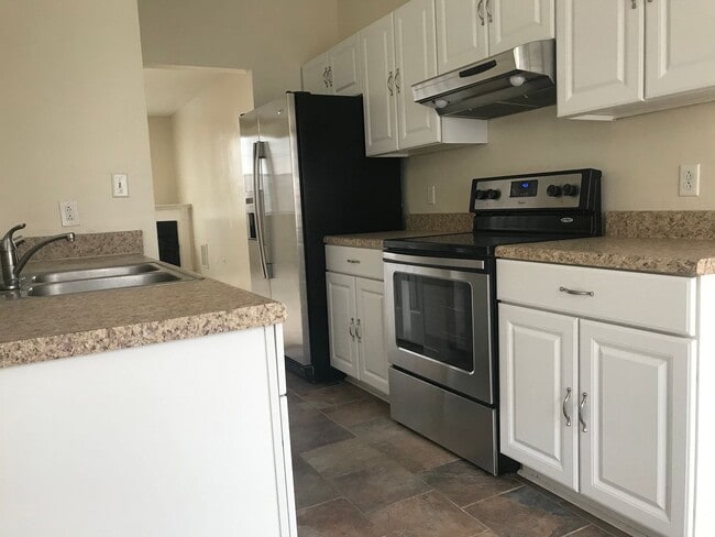 Building Photo - End Unit Townhouse in Virginia Beach