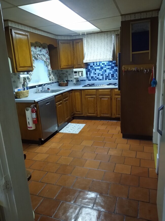 Building Photo - 47 Continental Ave