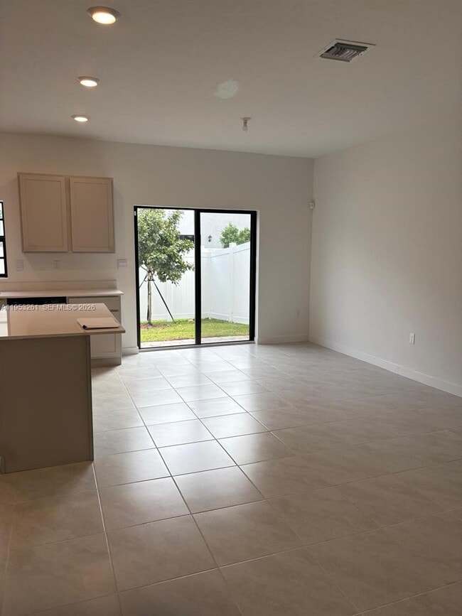 Building Photo - 609 W Davis Pkwy