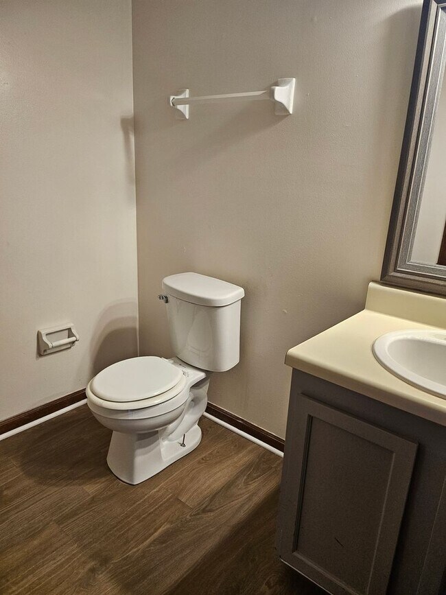 Building Photo - $1200 - Jefferson Square - Move in Special