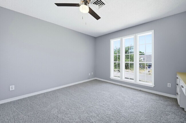 Building Photo - 2508 Memorial Dr