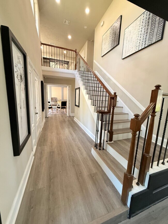 Building Photo - 1711 Surrey Ct