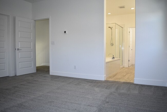 Building Photo - 6000 Danwood Dr