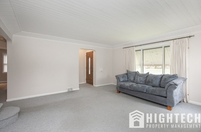 Building Photo - 3 bedroom/1 bath! PARMA!!