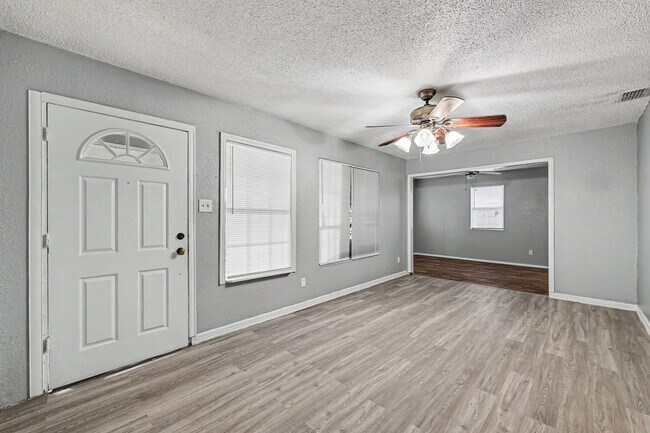 Building Photo - SPACIOUS! LOCATION!