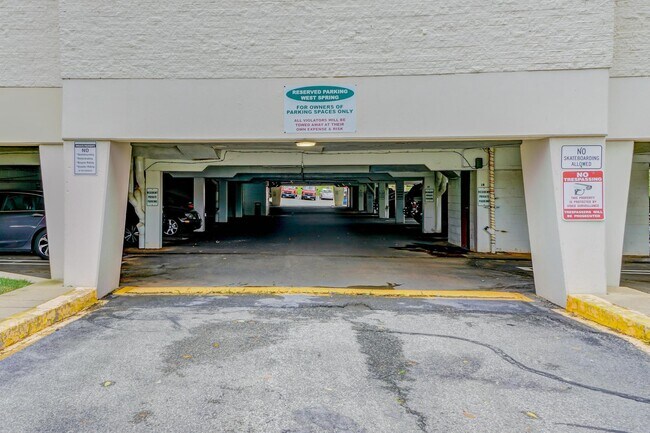 Building Photo - 7400 Lakeview Dr