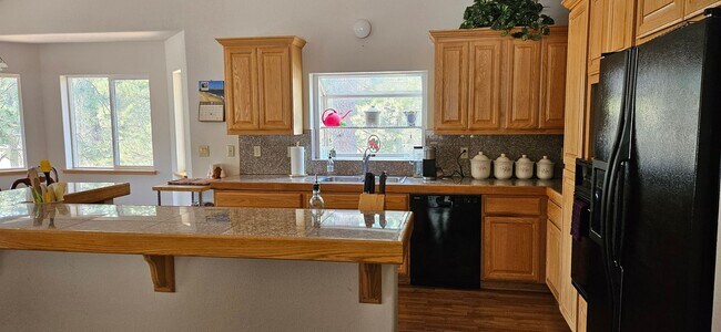 Building Photo - Large furnished mountain home walking distance to the river --- Available October 1