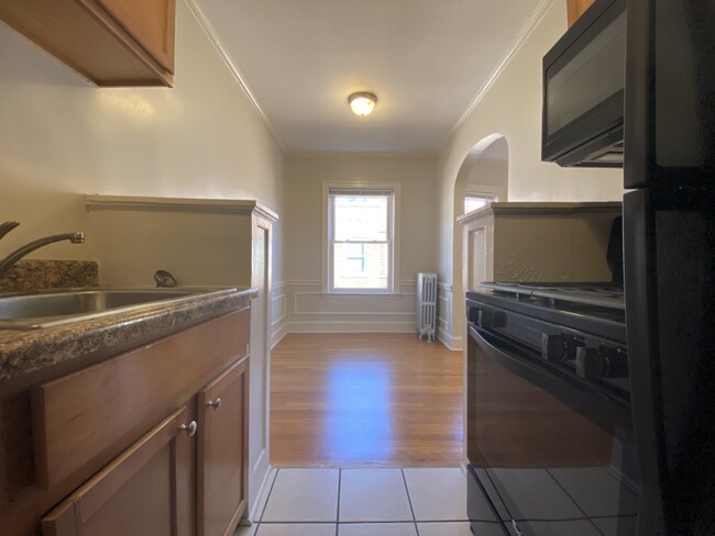 Galley style kitchen - Helen Dunbar Studio - 1261 W Argyle