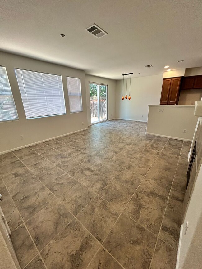 Building Photo - 3 bed 2 car garage condo for rent in Murrieta