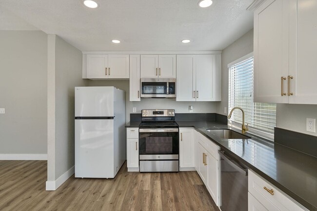 Building Photo - 7936 Sunrise Greens Dr