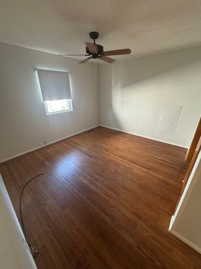 Building Photo - Two Bedroom Single Family Home with Fenced...