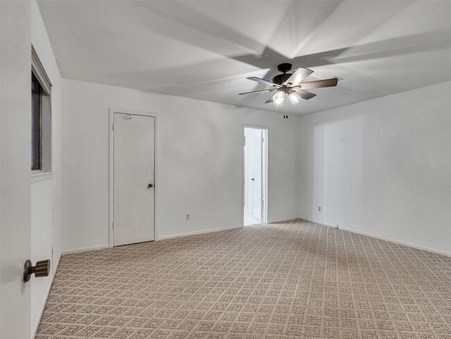 Building Photo - 418 Oakhill Dr