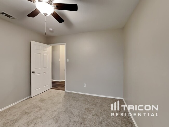 Building Photo - 834 San Jacinto Dr