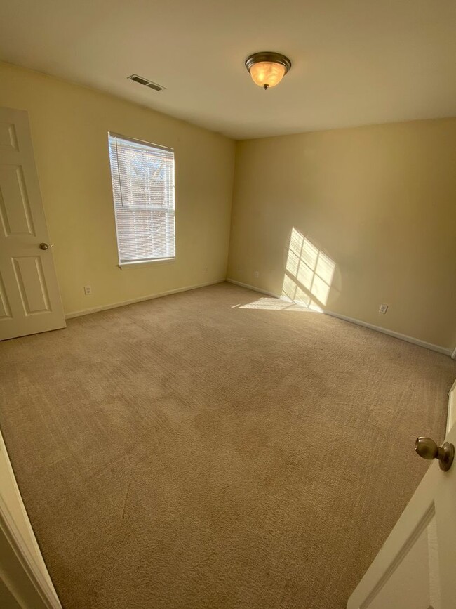 Building Photo - Cozy 2 Bedroom, 2 Bathroom Duplex