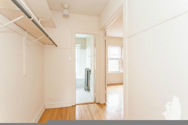 Building Photo - 2112 W Ainslie St