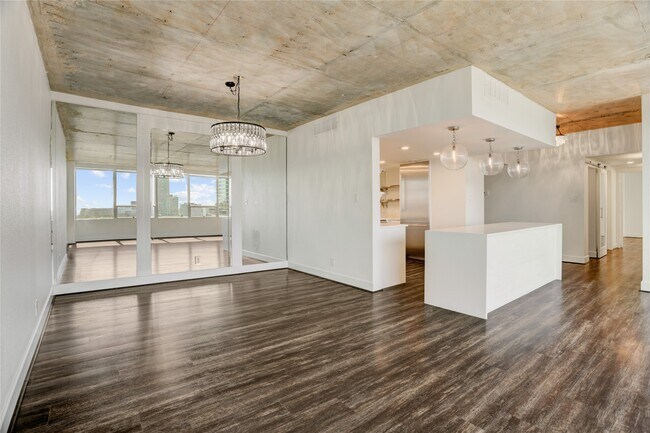 Building Photo - 2701 Westheimer Rd