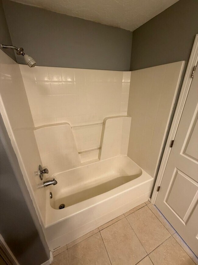 Building Photo - Large 2 Bedroom with Fenced Yard!