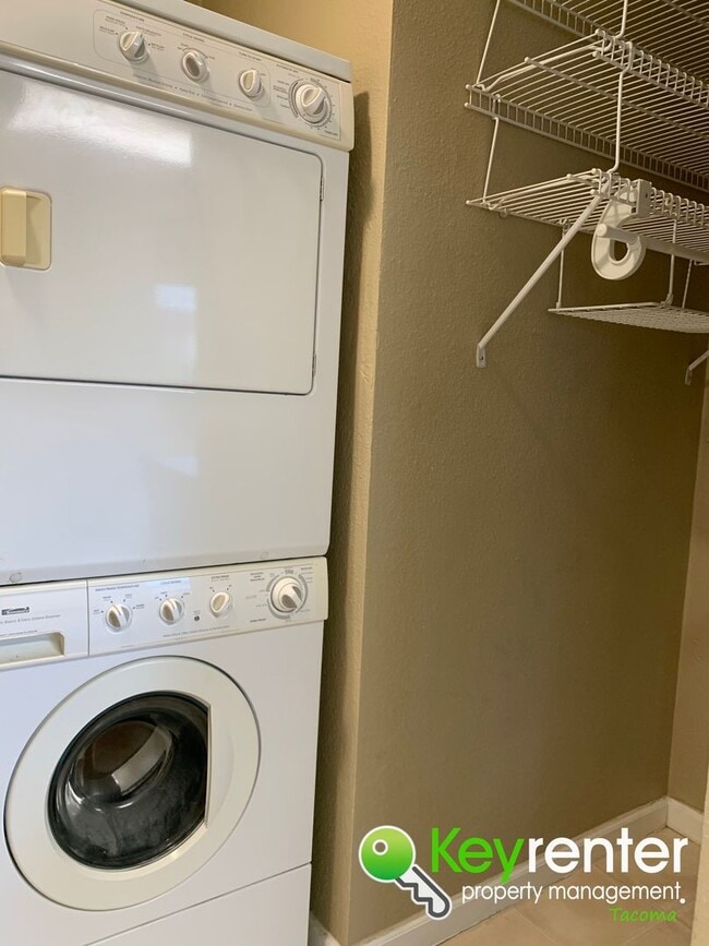 Building Photo - Centrally located Cozy Rambler in Tacoma!