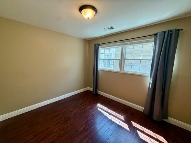 Building Photo - 411 Hiller St