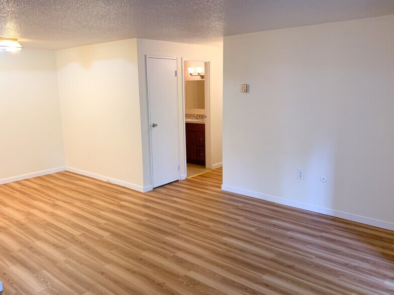 Building Photo - 7 Village Rock Ln