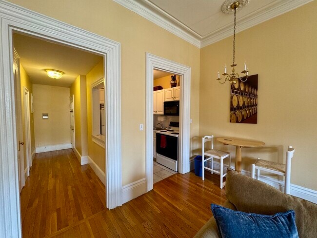 Building Photo - 169 Beacon St
