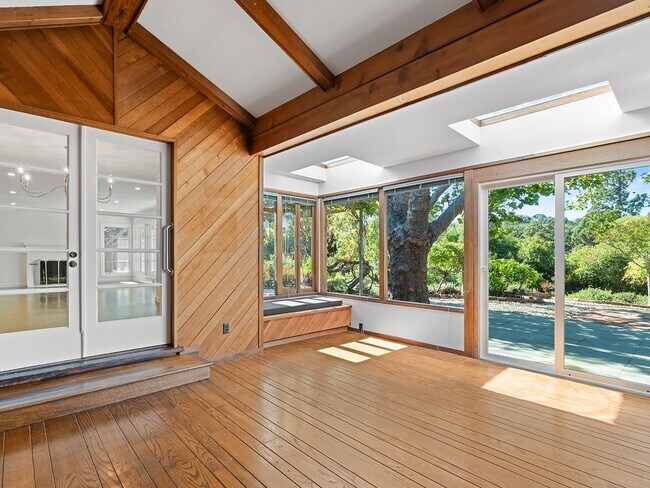 Building Photo - Spacious Single Family Home