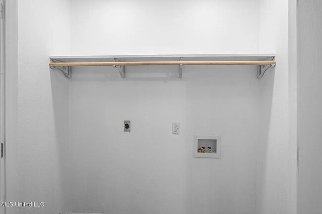 Building Photo - 214 W Lakewood Dr