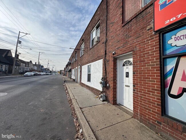 Building Photo - 222 Long Ln