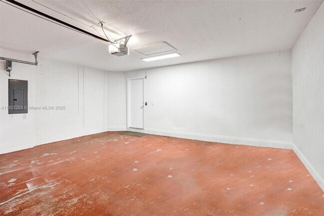 Building Photo - 6305 Willoughby Cir