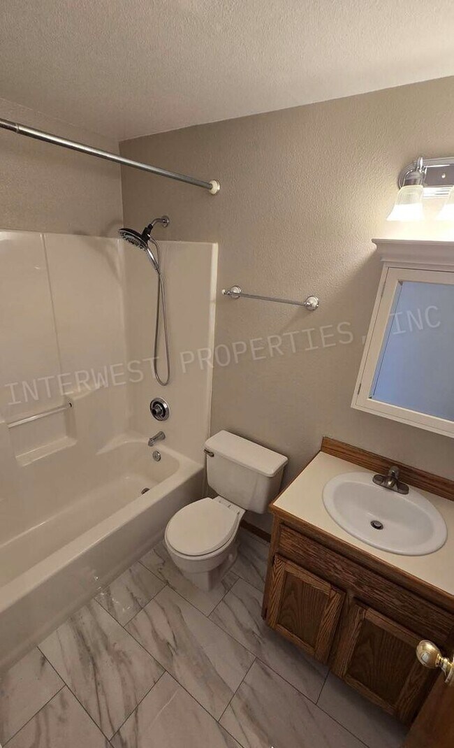 Building Photo - 4+ Bedroom Tigard Home With a Beautiful Vi...