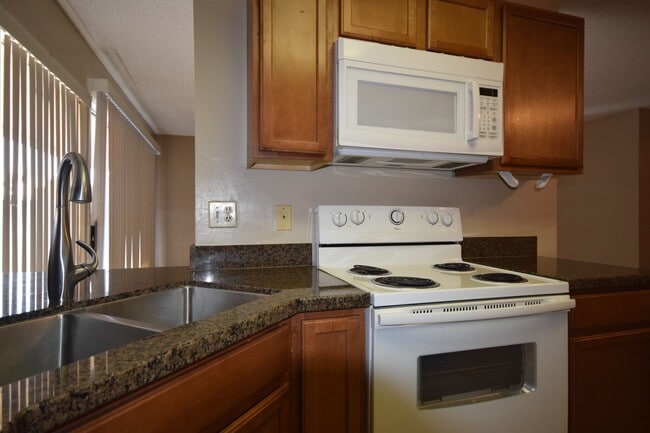 Building Photo - Cozy single story condo close to the commu...