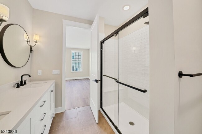 Building Photo - 105 Iris Ct