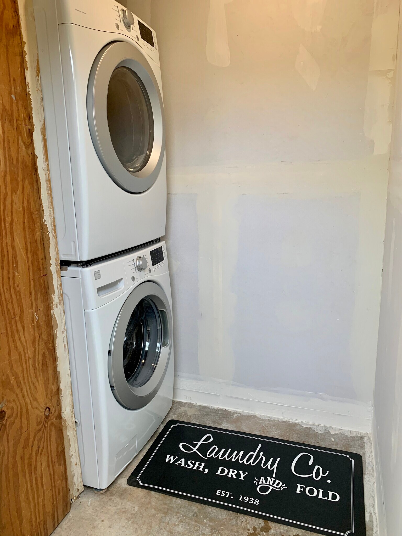 Private laundry room - 6502 Cedarhill
