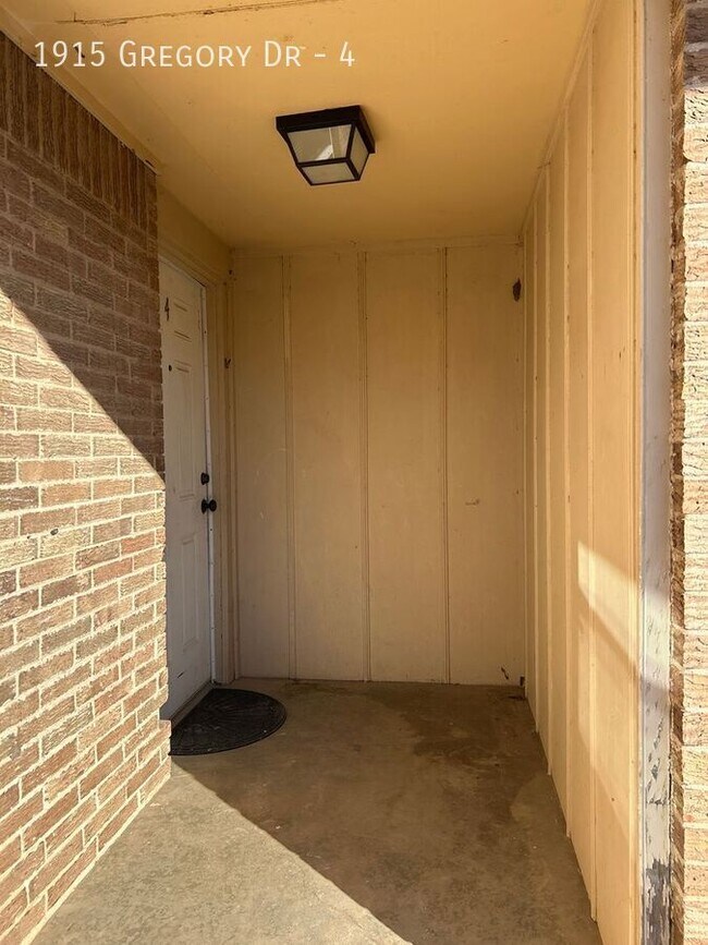 Building Photo - 1915 Gregory Dr