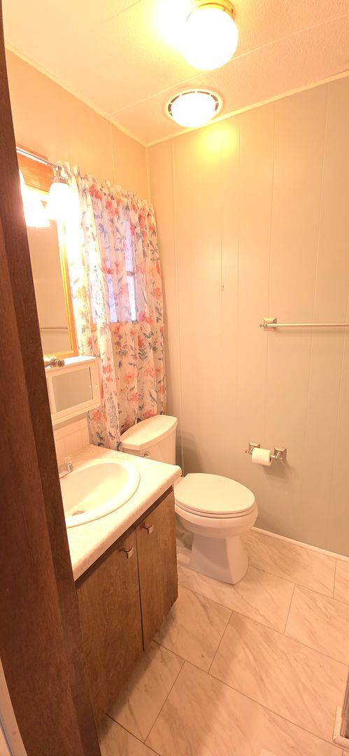 Building Photo - 2 bed 2 baths with carport