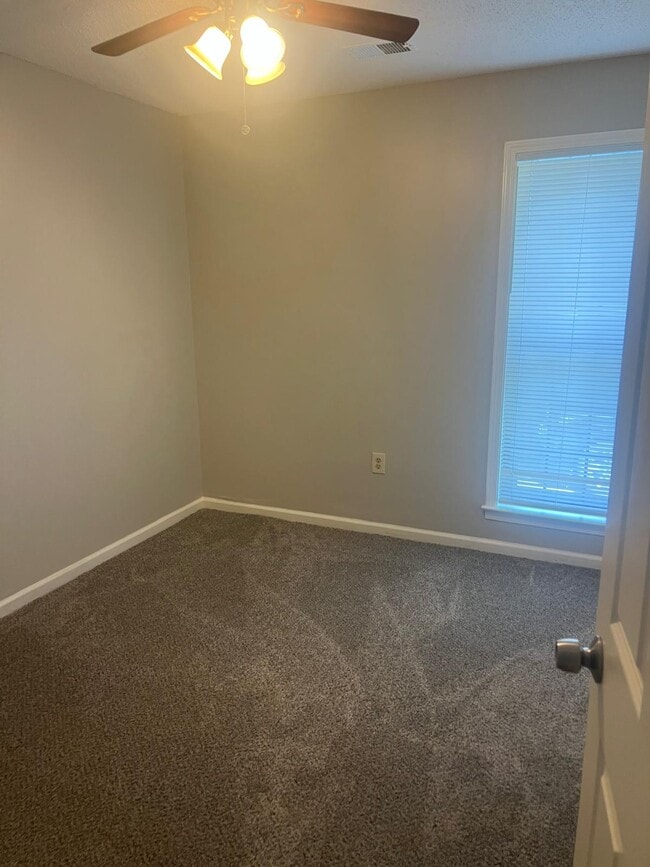 Building Photo - 4894 Northdale Dr