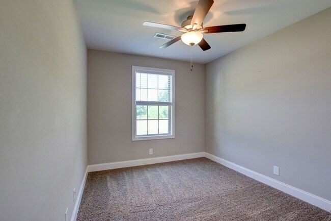 Building Photo - Sharp 3 bed 2 Bath Close To Ft Campbell
