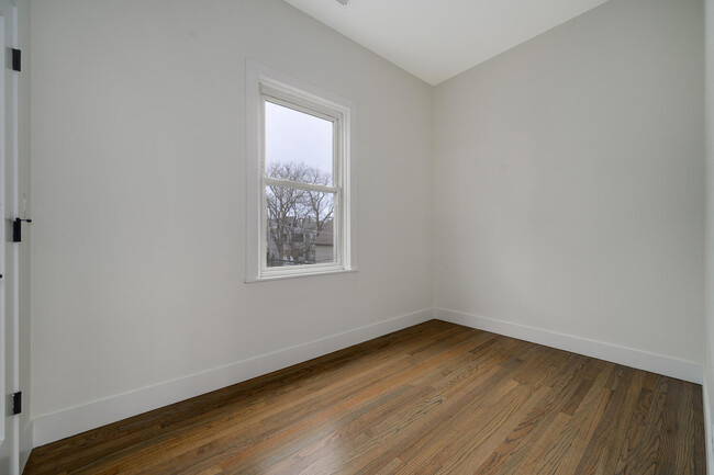 Building Photo - 2137 N Maplewood Ave