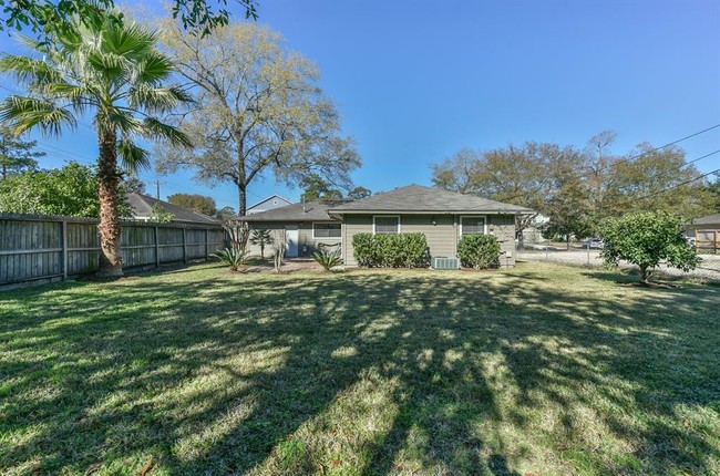 Building Photo - 1349 Martin St