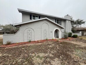 Building Photo - Spacious Two Story Home in Country Club Es...