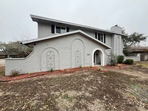 Building Photo - Spacious Two Story Home in Country Club Es...