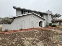 Building Photo - Spacious Two Story Home in Country Club Es...