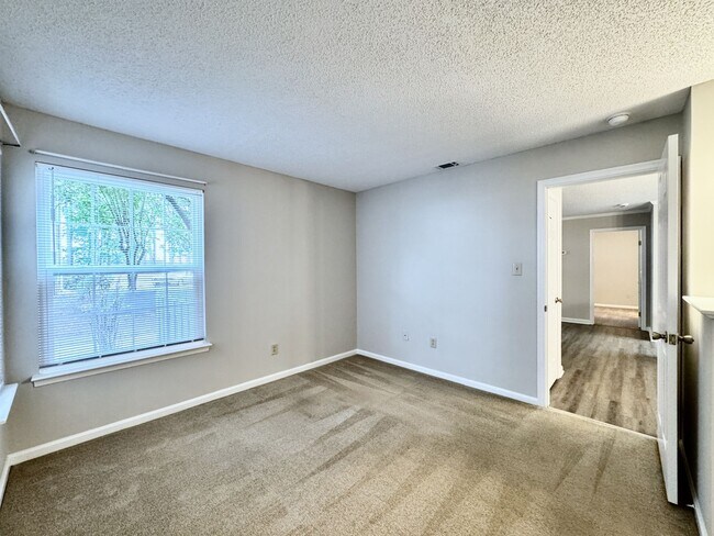 Building Photo - Updated 1st Floor/1-Level Condo Available ...