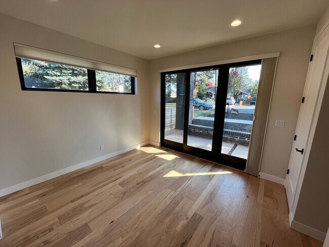 Building Photo - Modern 2 Bed, 2 Bath Just West of Century