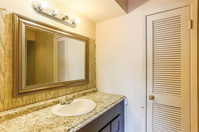 Building Photo - 9901 Sharpcrest St