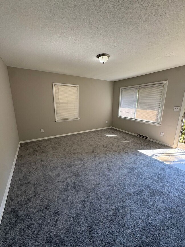 Building Photo - Spacious 3bedroom House  ($500.00 off firs...