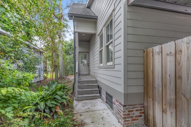 Building Photo - 707 Division St