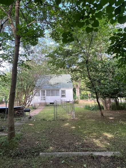 Building Photo - 5800 Fenwick Rd