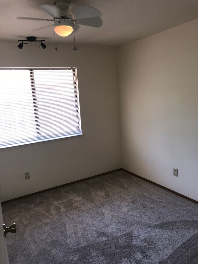 Building Photo - 4 Bed | 2 Bath | 1814SF | 2 Car Garage | Single Story |  Tenant pays $175 monthly for WS&G