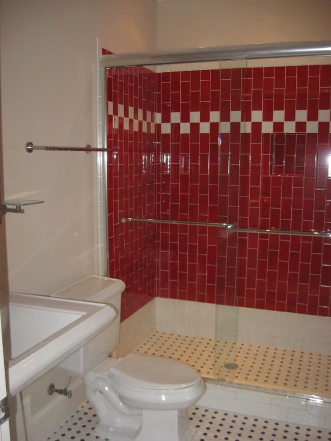 Building Photo - 4 Story Townhome in Greensboro NC